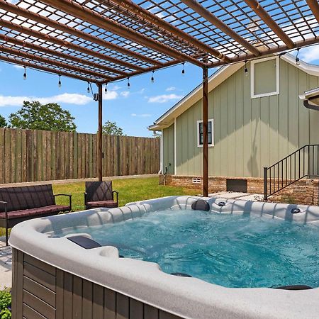 Blumenhaus Sleeps 6 Full Kitchen Plus Hot Tub 프레드릭스버그 외부 사진