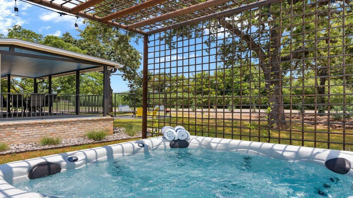 Blumenhaus Sleeps 6 Full Kitchen Plus Hot Tub 프레드릭스버그 외부 사진