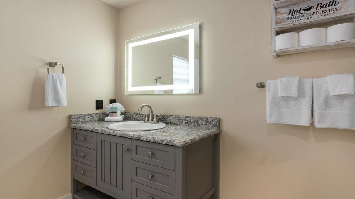 Blumenhaus Sleeps 6 Full Kitchen Plus Hot Tub 프레드릭스버그 외부 사진