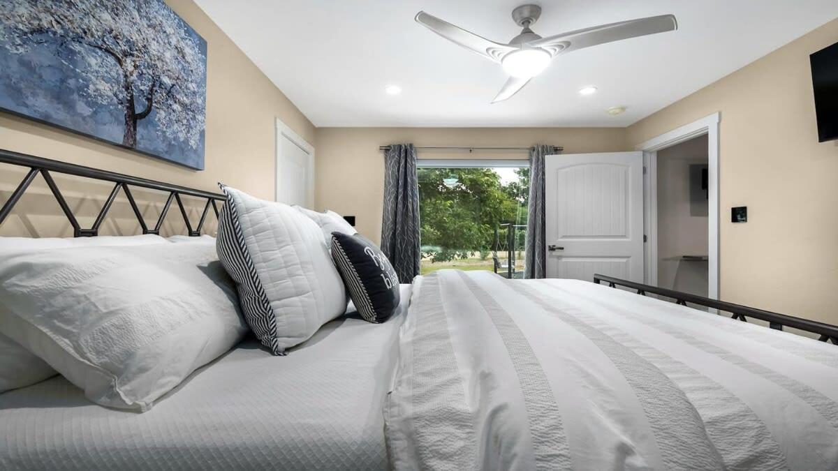 Blumenhaus Sleeps 6 Full Kitchen Plus Hot Tub 프레드릭스버그 외부 사진
