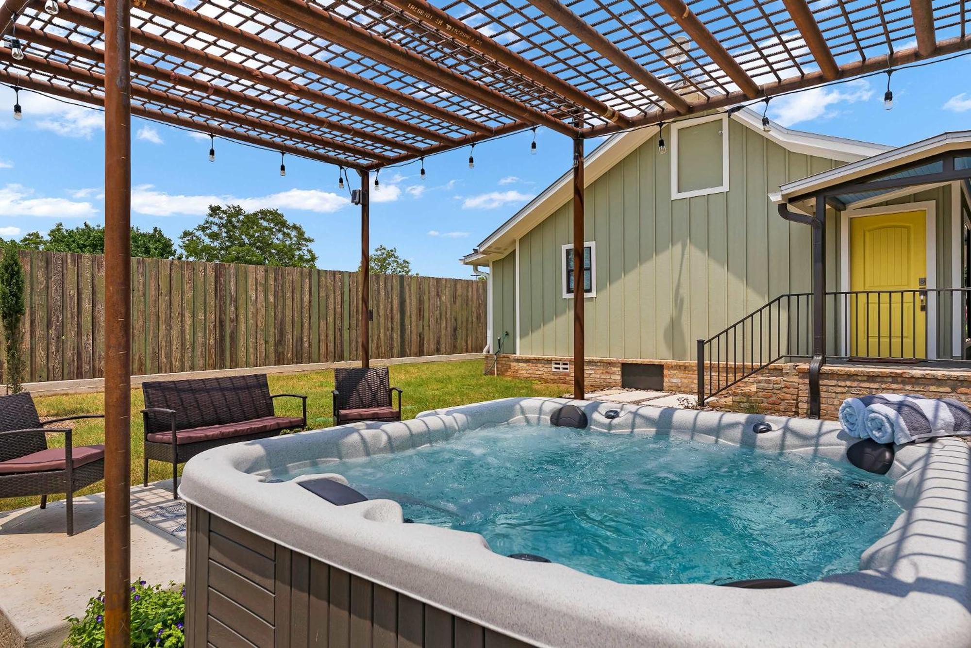 Blumenhaus Sleeps 6 Full Kitchen Plus Hot Tub 프레드릭스버그 외부 사진
